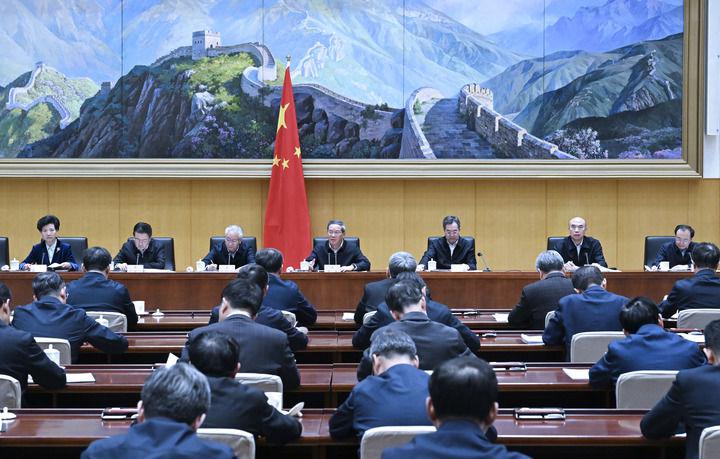 李強(qiáng)主持召開(kāi)國(guó)務(wù)院第八次全體會(huì)議深入學(xué)習(xí)貫徹習(xí)近平總書(shū)記在全國(guó)兩會(huì)期間的重要講話(huà)精神對(duì)落實(shí)國(guó)務(wù)院2025年重點(diǎn)工作進(jìn)行部署